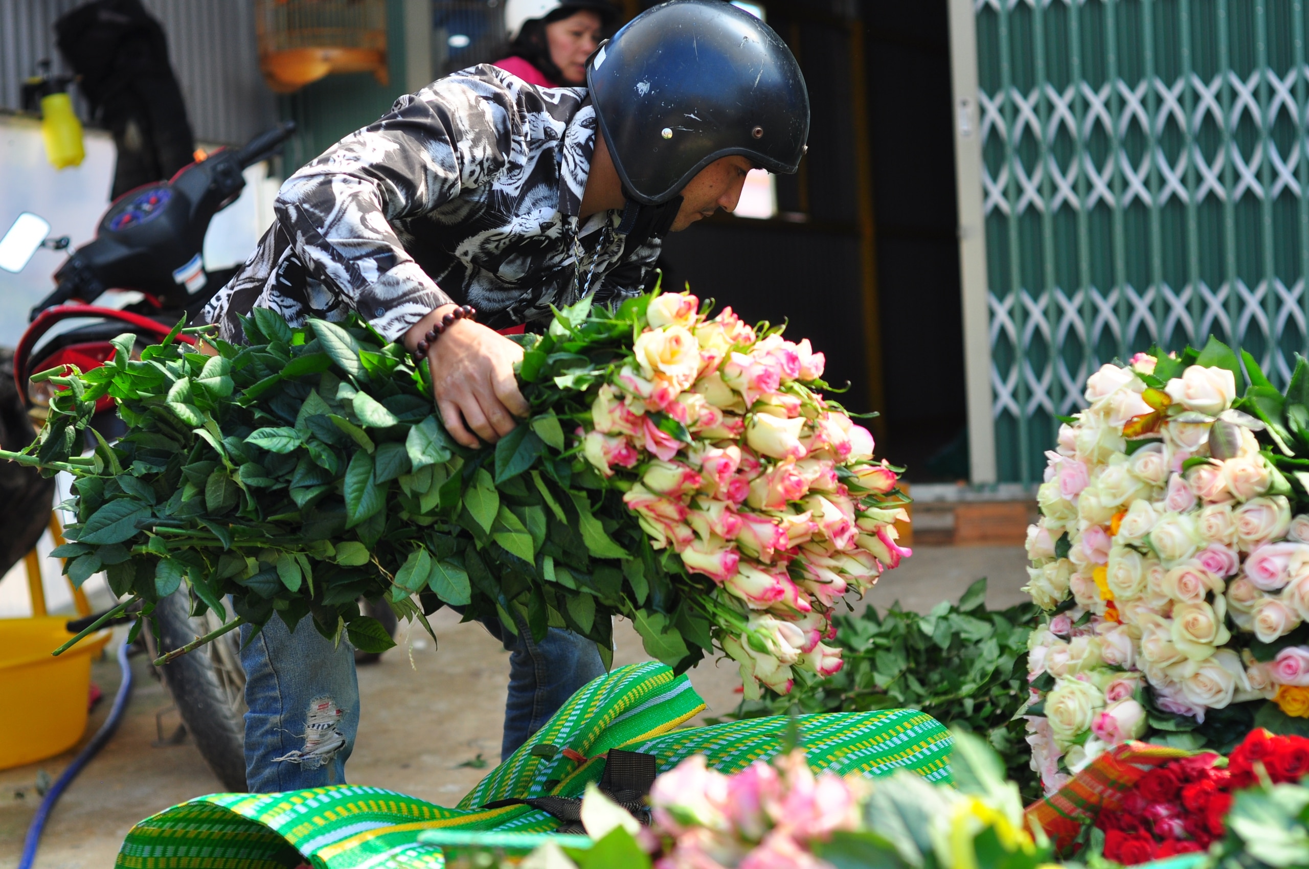 Trước ngày 20/10, giá hoa hồng tăng gấp đôi, nông dân Lâm Đồng vui ra mặt- Ảnh 2.