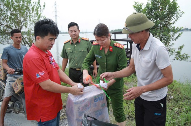 Ông Lê Hồ Hiền Phi - Giám đốc Nhà máy Number 1 Hà Nam cùng đoàn công tác Báo An ninh Thủ đô trao quà hỗ trợ nhân dân vùng lụt