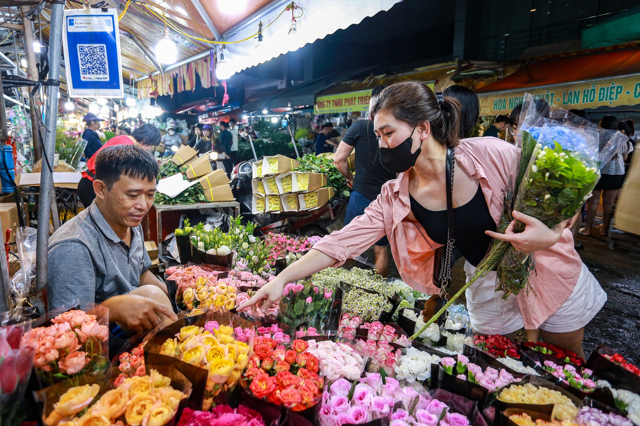 Người dân ùn ùn đổ về chợ hoa lớn nhất Hà Nội trước ngày Phụ nữ Việt Nam 20/10 - Ảnh 3.