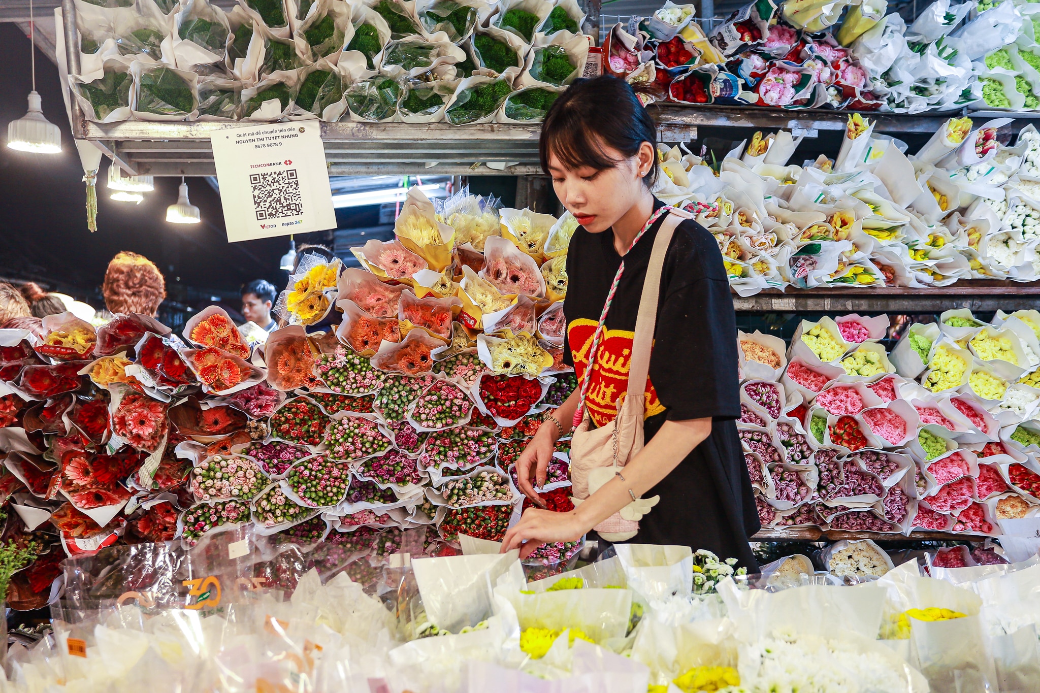 Người dân ùn ùn đổ về chợ hoa lớn nhất Hà Nội trước ngày Phụ nữ Việt Nam 20/10 - Ảnh 4.