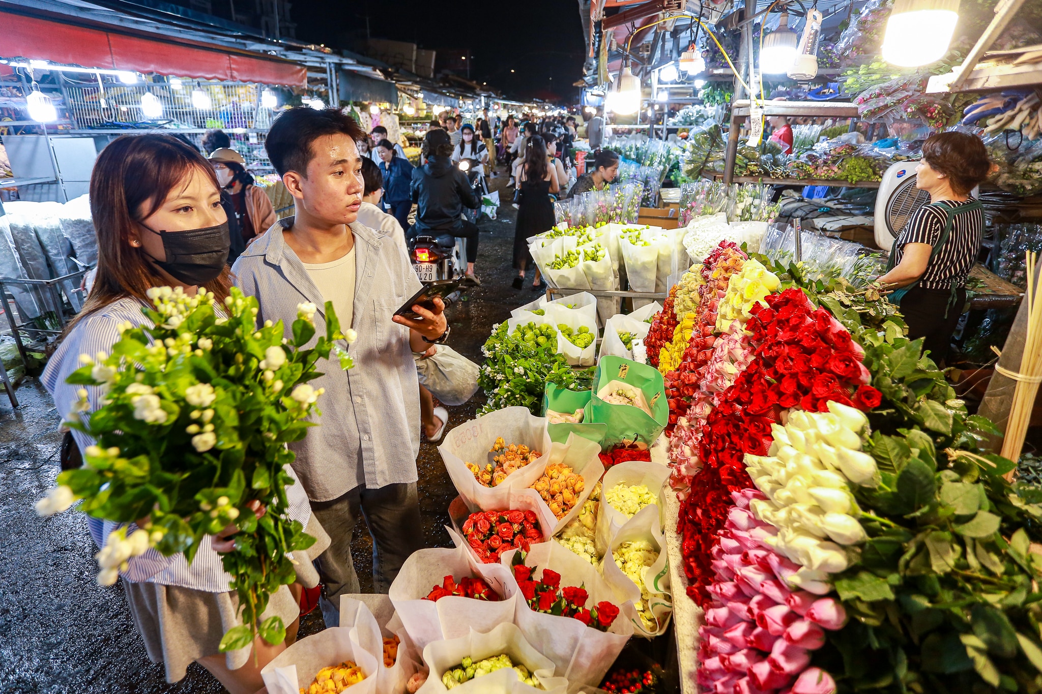 Người dân ùn ùn đổ về chợ hoa lớn nhất Hà Nội trước ngày Phụ nữ Việt Nam 20/10 - Ảnh 8.