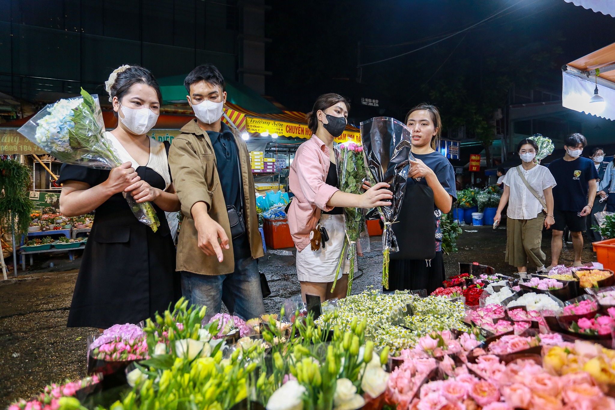 Người dân ùn ùn đổ về chợ hoa lớn nhất Hà Nội trước ngày Phụ nữ Việt Nam 20/10 - Ảnh 9.