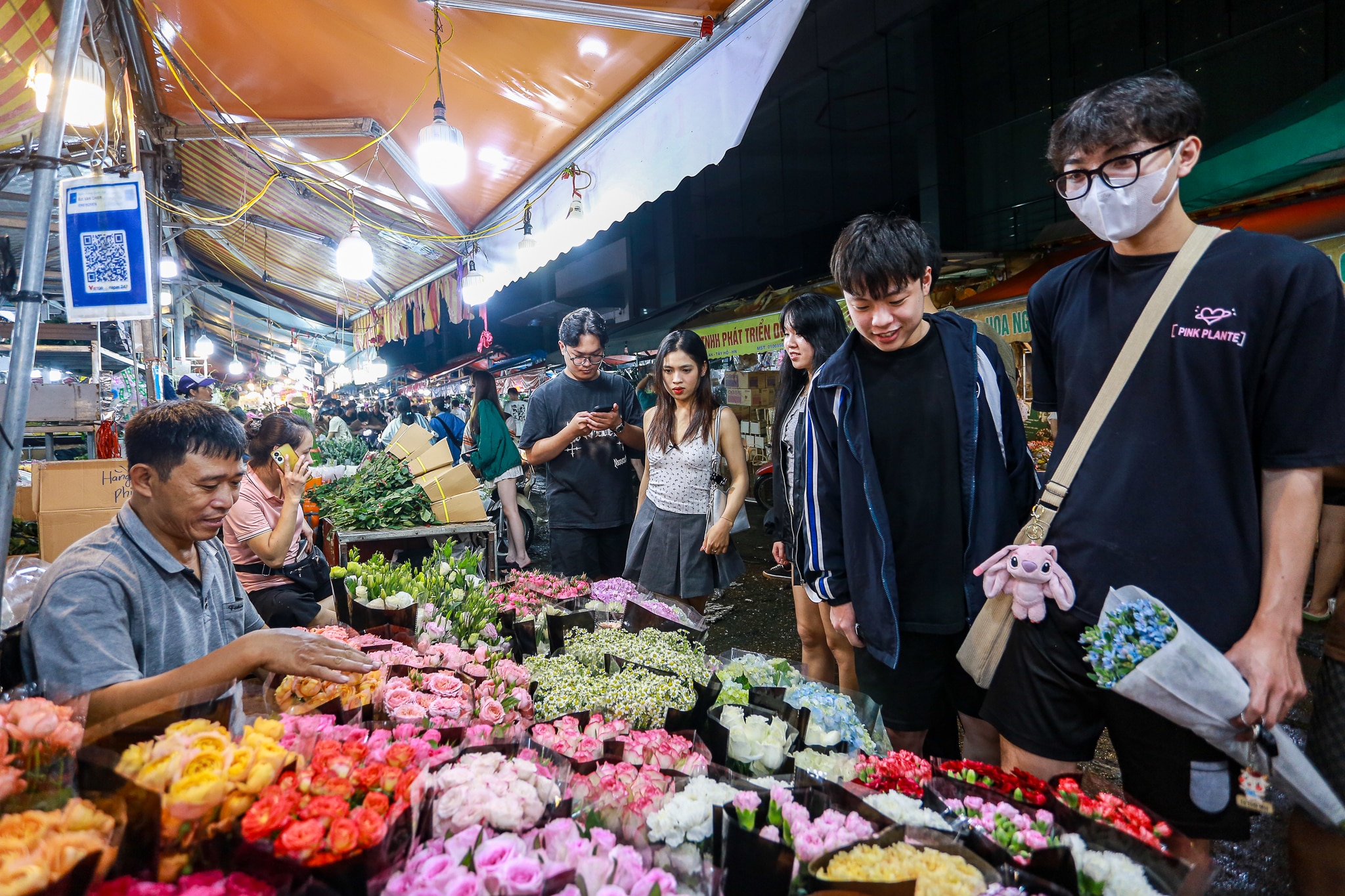 Người dân ùn ùn đổ về chợ hoa lớn nhất Hà Nội trước ngày Phụ nữ Việt Nam 20/10 - Ảnh 13.