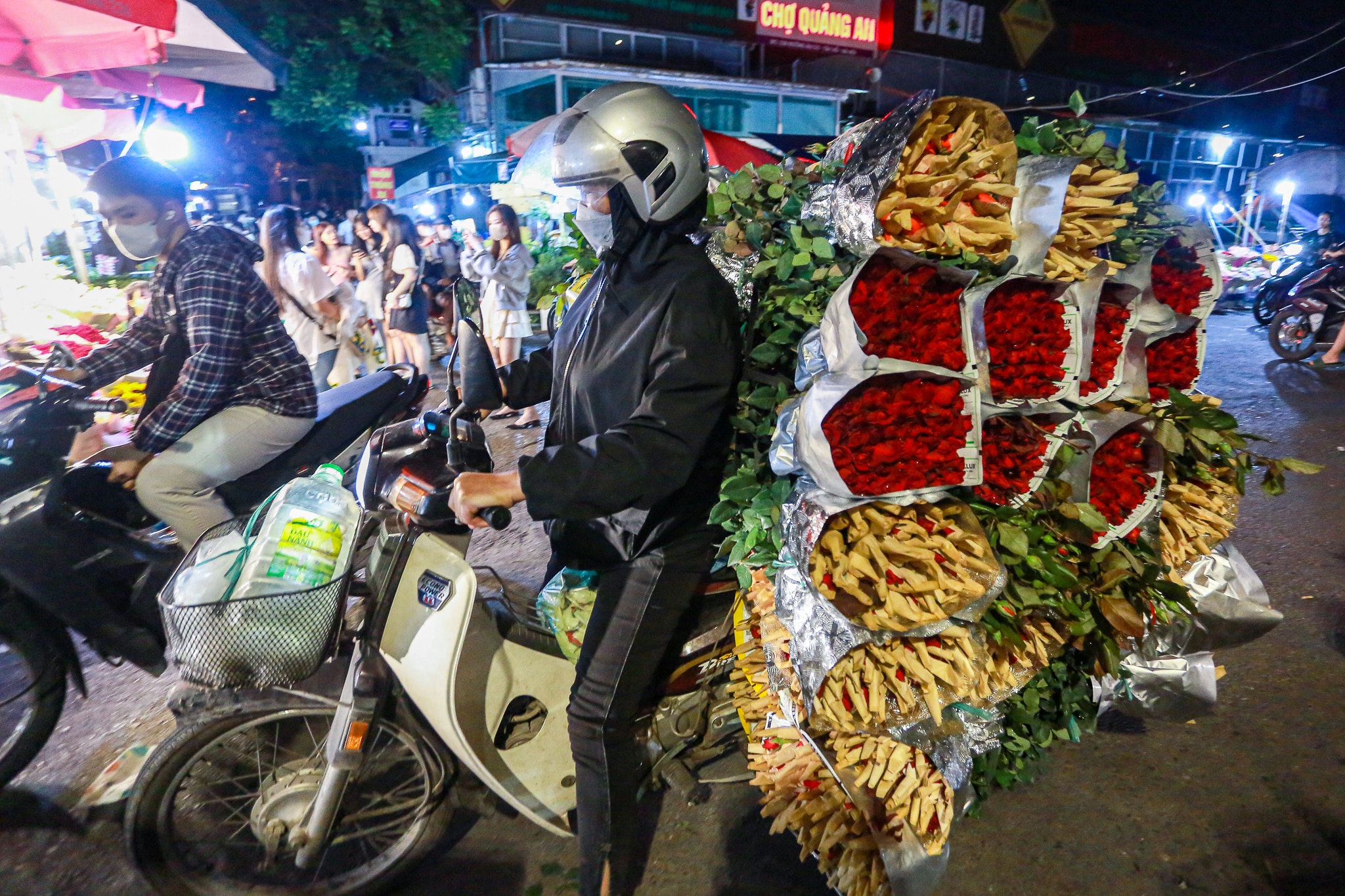 Người dân ùn ùn đổ về chợ hoa lớn nhất Hà Nội trước ngày Phụ nữ Việt Nam 20/10 - Ảnh 14.