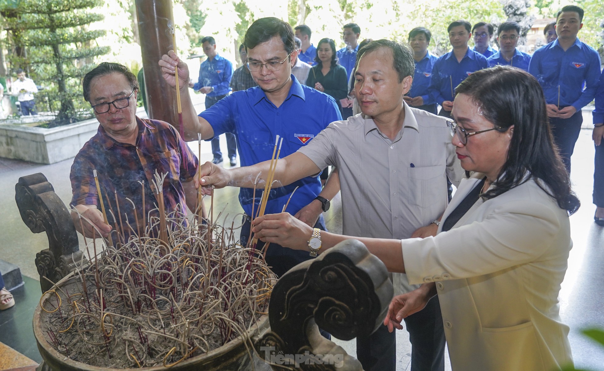 Anh Bùi Quang Huy dâng hương tại 'địa chỉ đỏ' ở Hà Tĩnh và thăm thân nhân anh Lý Tự Trọng ảnh 2