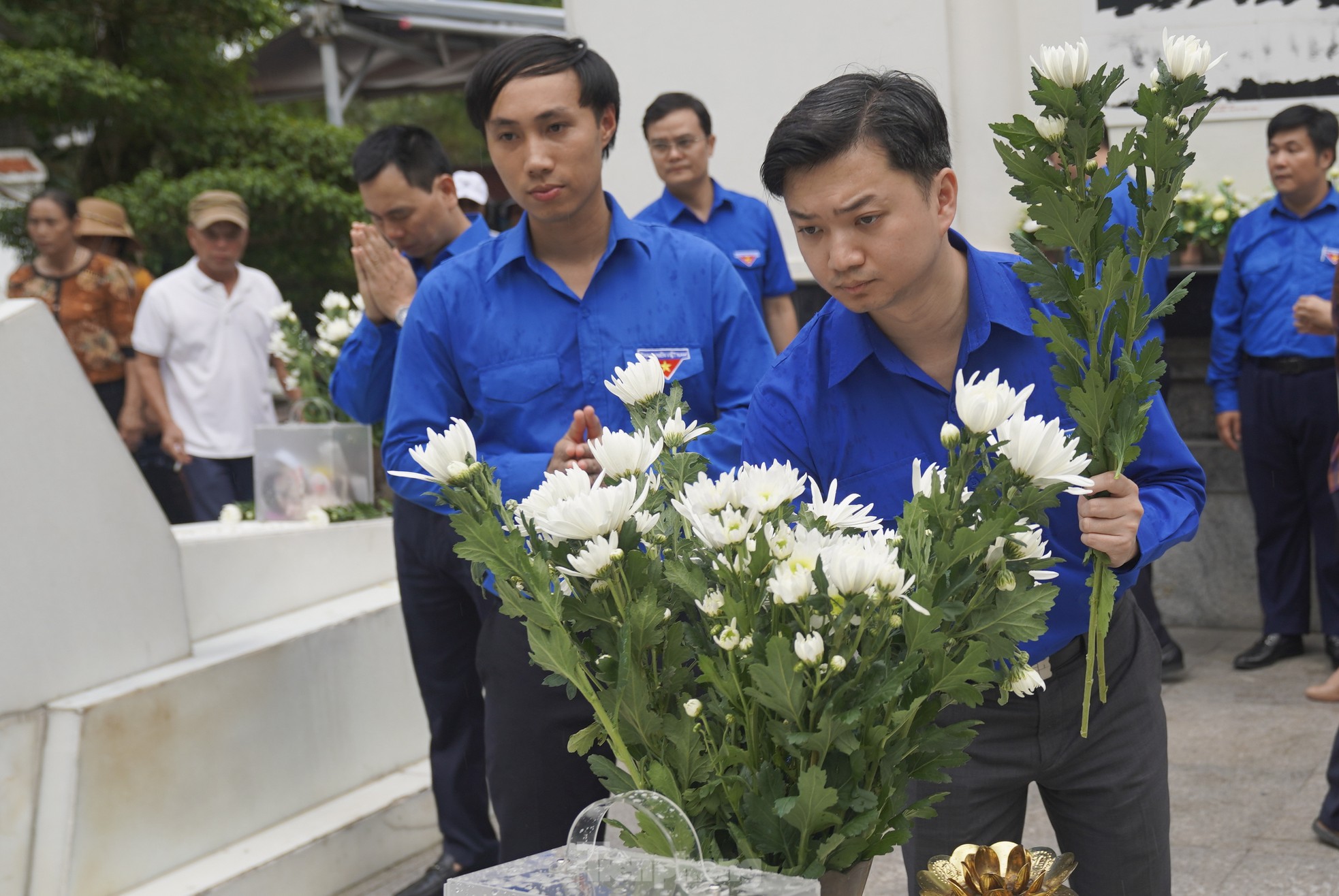 Anh Bùi Quang Huy dâng hương tại 'địa chỉ đỏ' ở Hà Tĩnh và thăm thân nhân anh Lý Tự Trọng ảnh 4