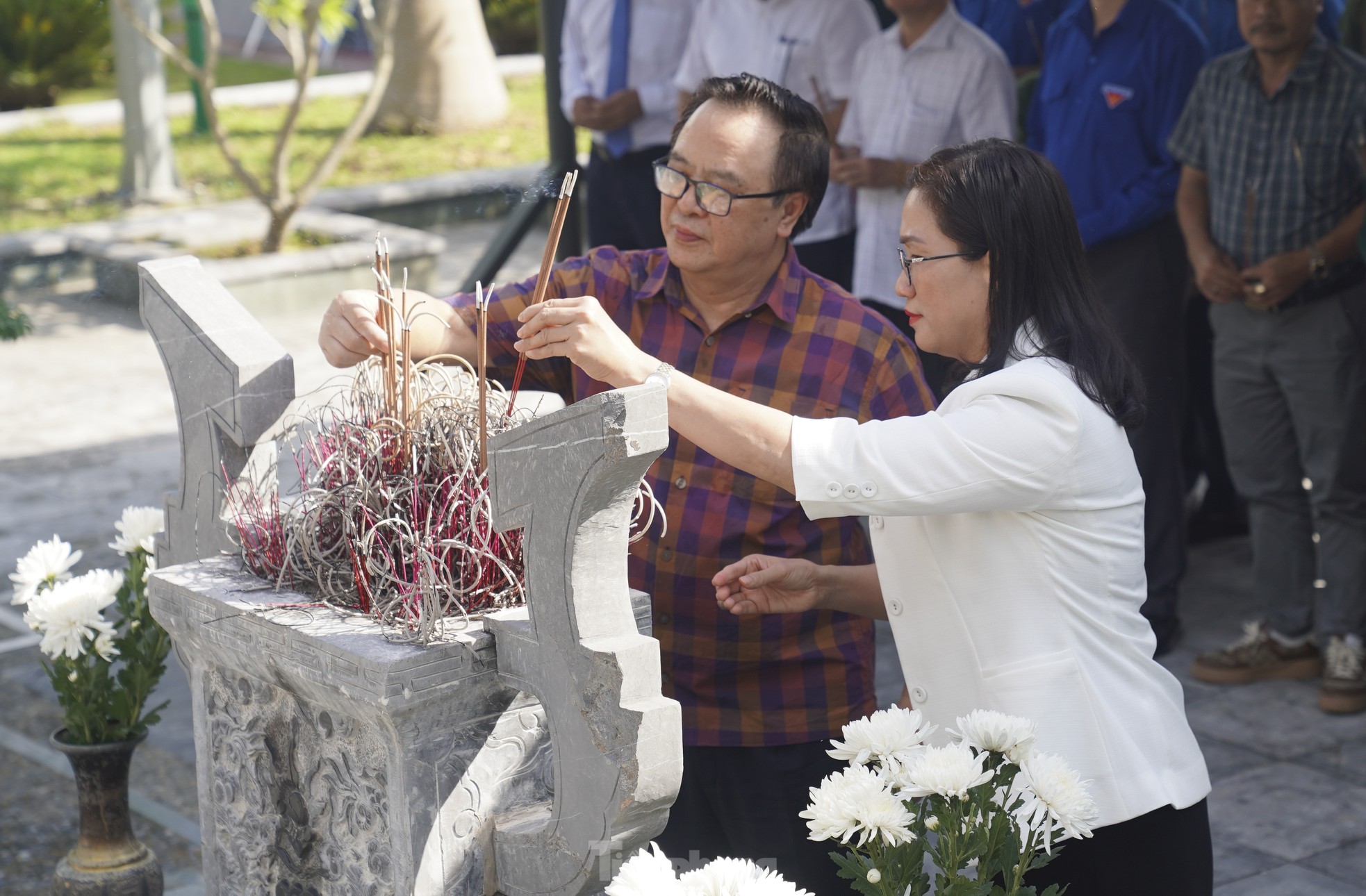 Anh Bùi Quang Huy dâng hương tại 'địa chỉ đỏ' ở Hà Tĩnh và thăm thân nhân anh Lý Tự Trọng ảnh 8