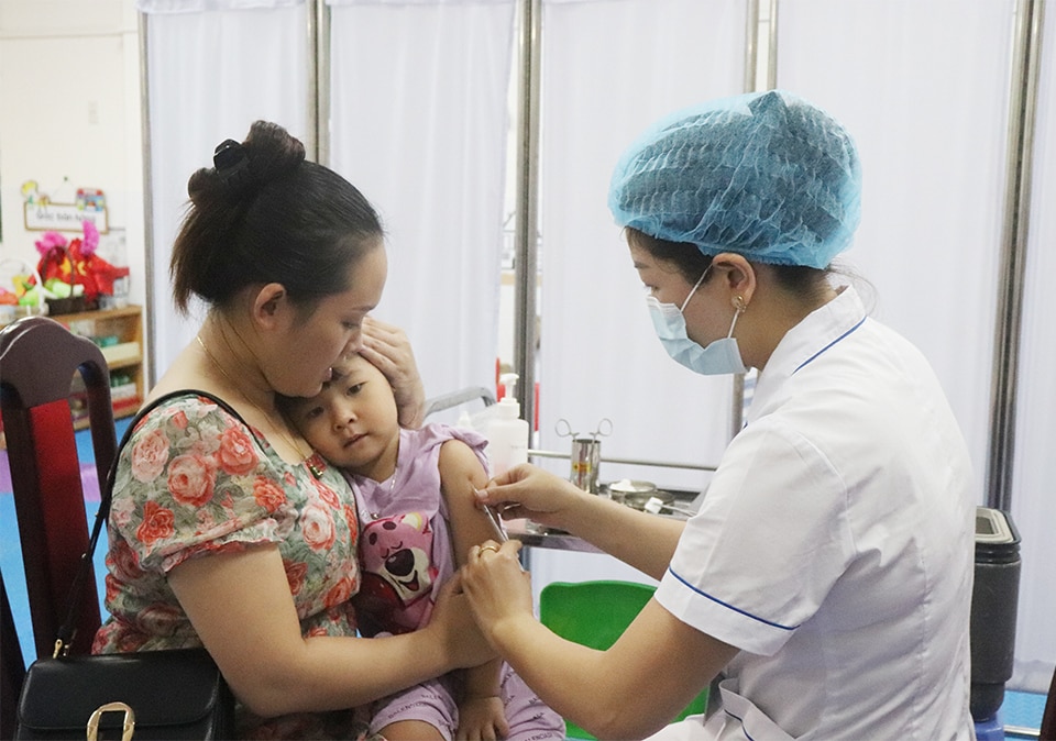 Trẻ được tiêm vaccine sởi – rubella tại điểm tiêm Trường Mầm non Phú Diễn, phường Phú Diễn.