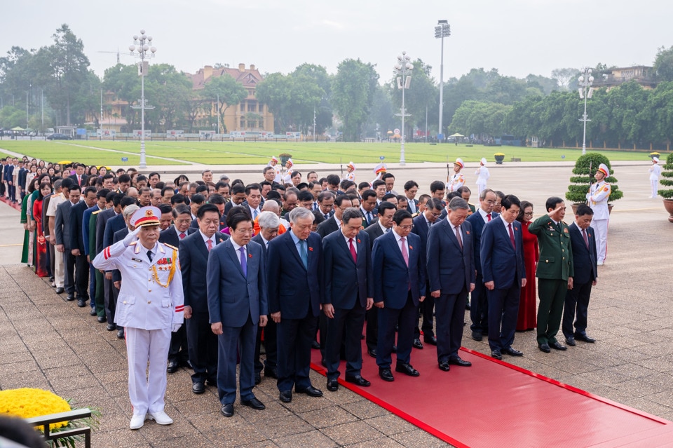 Các đồng chí lãnh đạo Đảng, Nhà nước, các đại biểu Quốc hội kính cẩn nghiêng mình, tỏ lòng biết ơn vô hạn, lòng thành kính tưởng nhớ công lao to lớn của Chủ tịch Hồ Chí Minh. Ảnh: Quochoi.vn