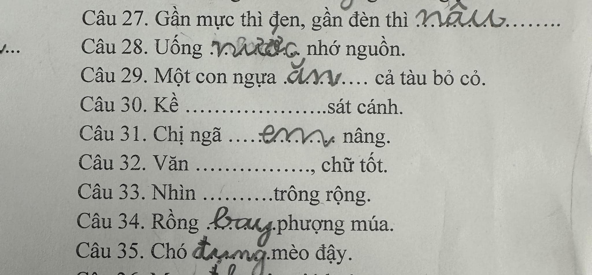 Cô giáo đọc chép chính tả môn Tiếng Việt, học sinh lớp 3 