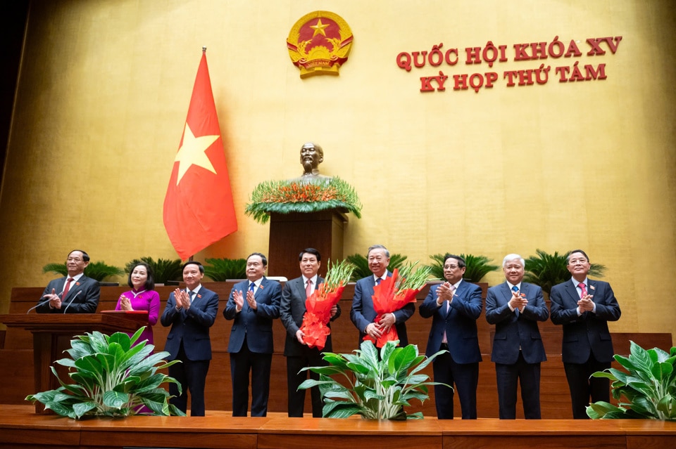 Lãnh đạo Đảng, Nhà nước tặng hoa tân Chủ tịch nước Lương Cường và người tiền nhiệm - Tổng Bí thư Tô Lâm. Ảnh: Quochoi.vn