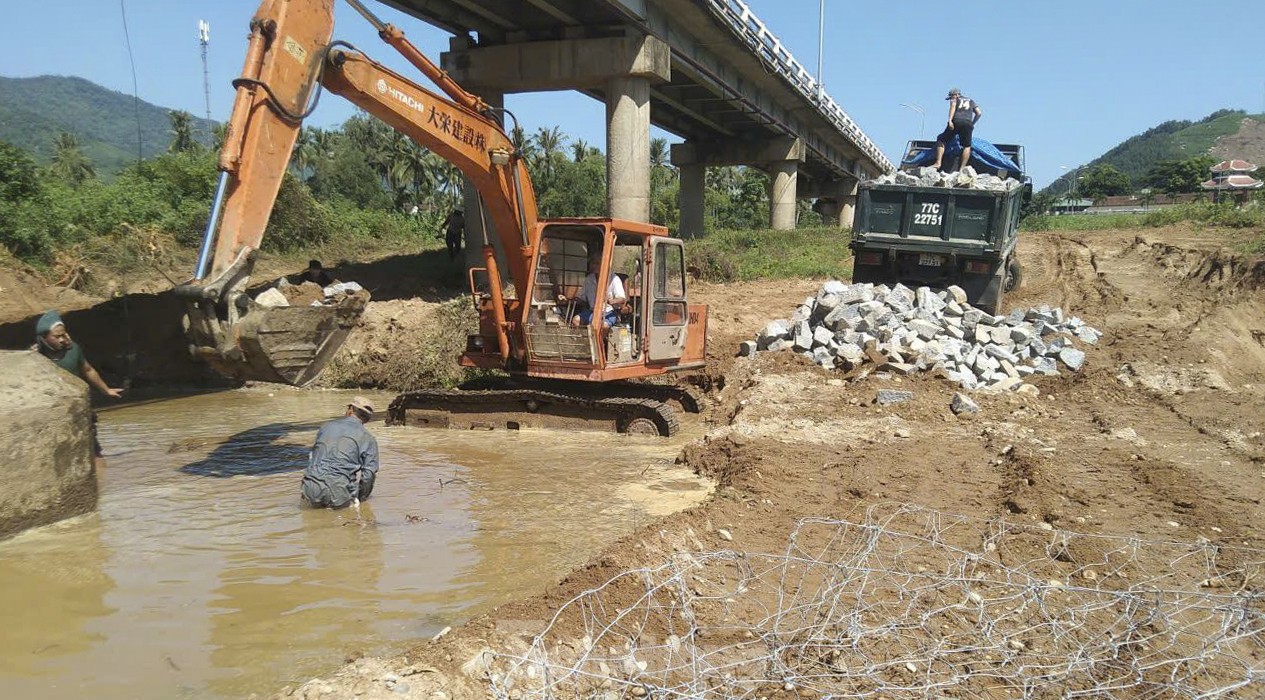 Cầu dài hơn 500m bắc qua sông Kôn ở Bình Định bị xói lở 11 trụ ảnh 15