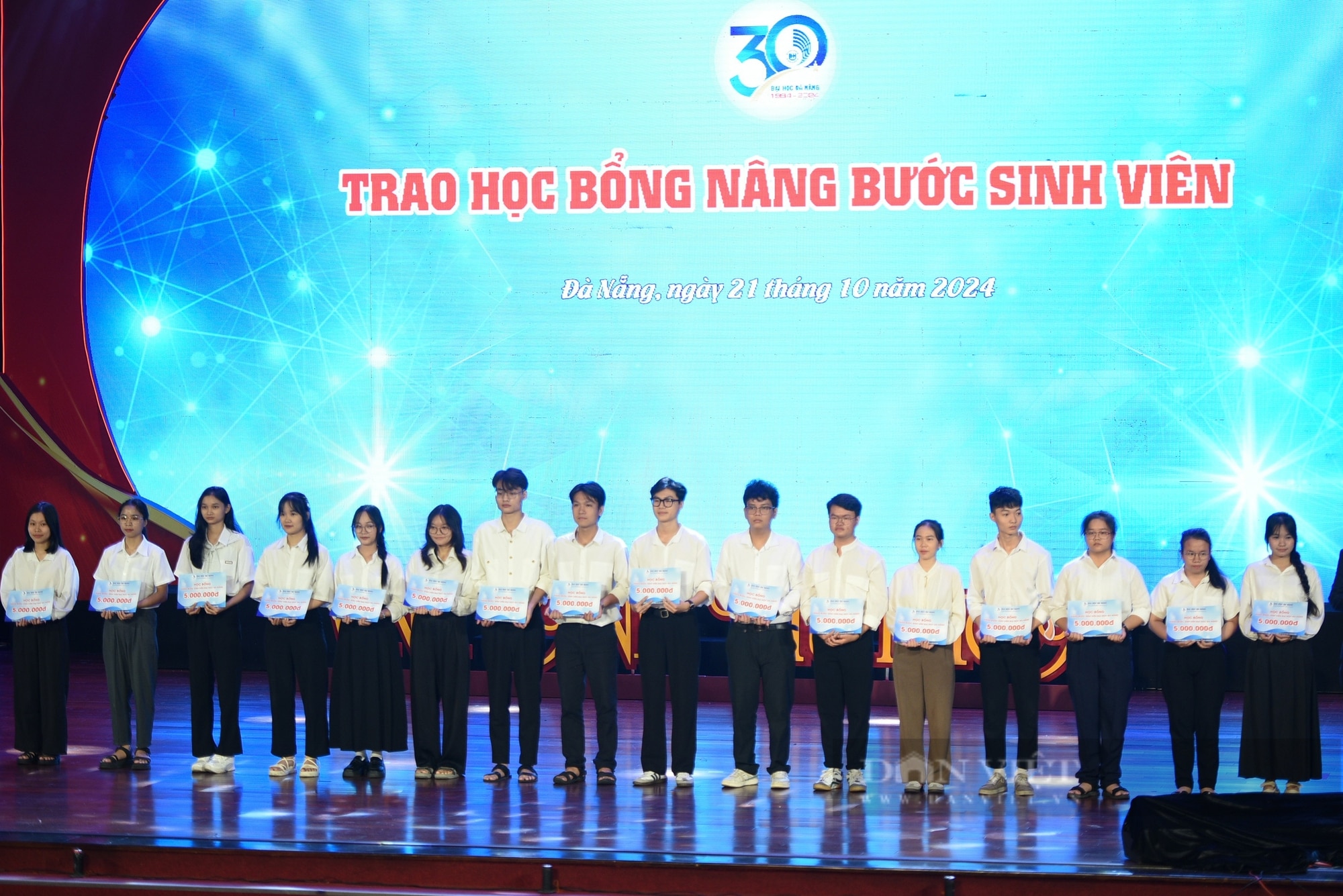 Đà Nẵng vinh danh thủ khoa, trao hơn 500 triệu đồng học bổng nâng bước sinh viên Đại học- Ảnh 8.