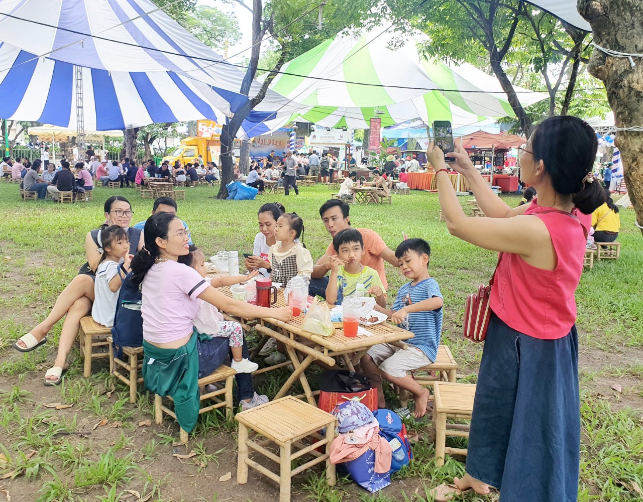 Kéo nhau đi mua đặc sản, thưởng thức ẩm thực tại Ngày hội Du lịch TP HCM - Ảnh 10.