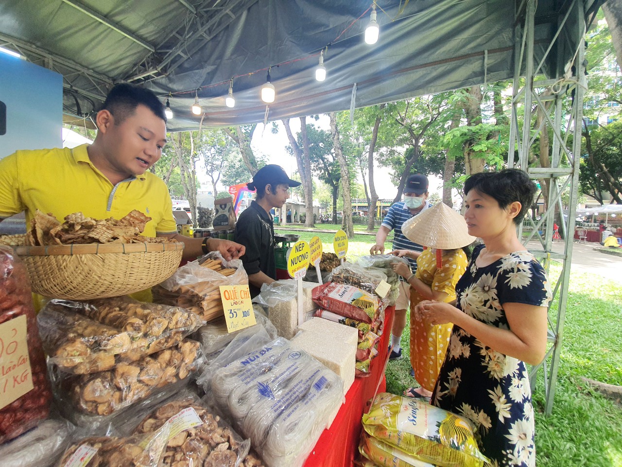 Kéo nhau đi mua đặc sản, thưởng thức ẩm thực tại Ngày hội Du lịch TP HCM - Ảnh 11.