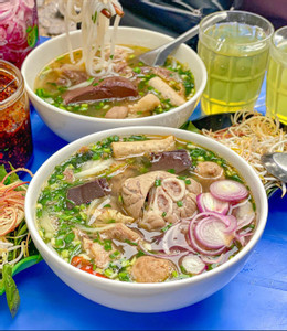Sopa de fideos con carne Hue Nghia Tan (Chon Chun).jpg