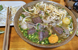 Sopa de fideos con carne Hue en Royal Garden (Ngoc Huyen Le).jpg