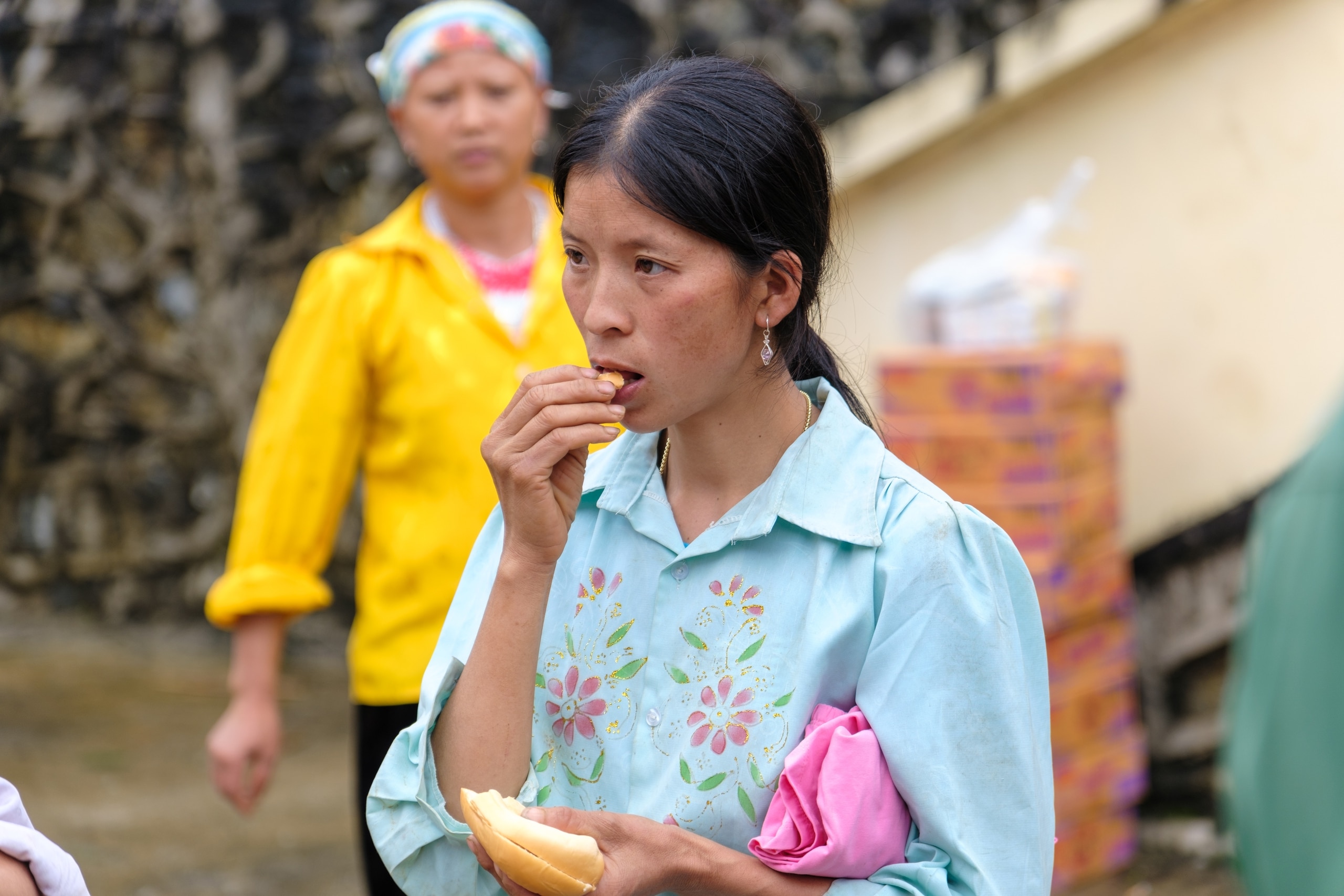 Vượt qua bão lũ, trao yêu thương đến Lũng Lỳ	- Ảnh 3.