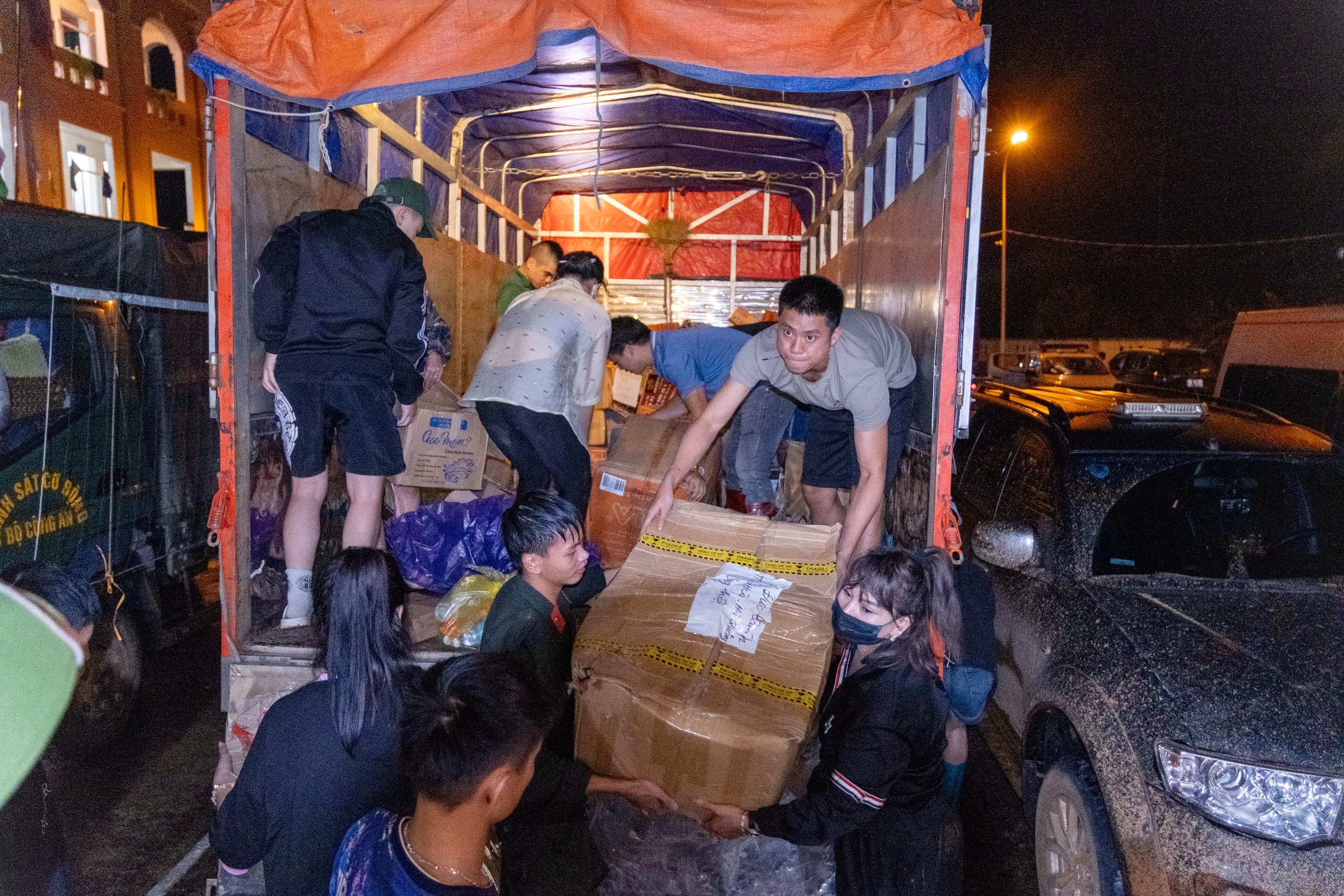 Vượt qua bão lũ, trao yêu thương đến Lũng Lỳ	- Ảnh 5.