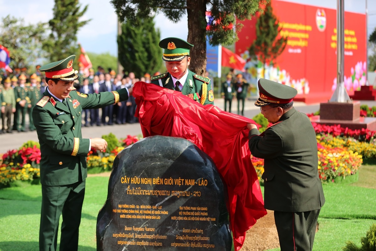 Đại tướng Phan Văn Giang và Bộ trưởng Quốc phòng Lào duyệt đội danh dự tại Sơn La- Ảnh 7.