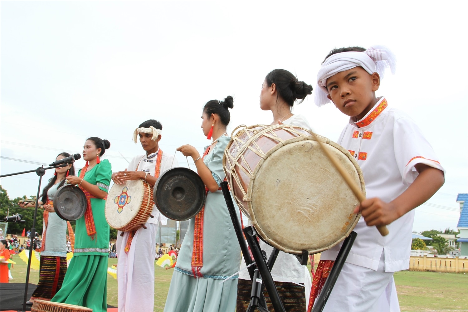 Các nhạc công thiếu nhi ở xã Phước Ninh được đào tạo biểu diễn nhạc cụ Chăm từ Dự án 6 của Chương trình MTQG 1719.