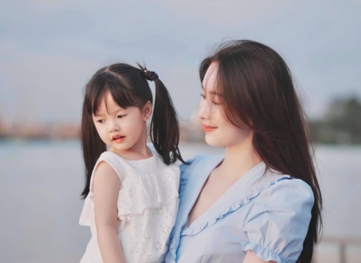 Đặng Thu Thảo cho biết con gái đầu lòng có tính cách dịu dàng, ngoan và hiểu chuyện. Sophie thường xuyên nói cảm ơn, khiến mẹ cảm thấy ấm áp. Cô bé biết chủ động phụ giúp công việc nhà, chăm sóc cây cối cùng bố mẹ.