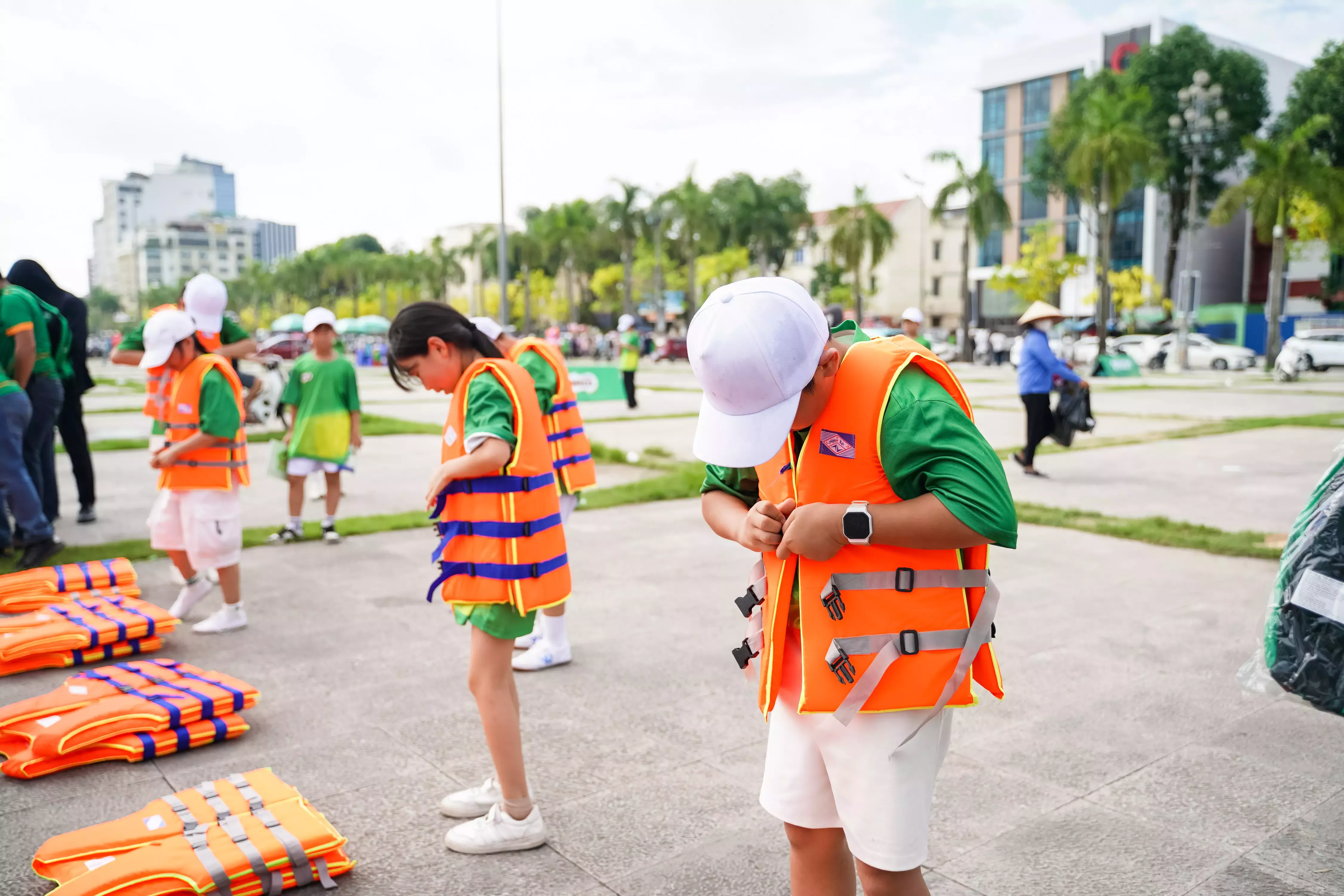 Các em nhỏ được thực hành kỹ năng an toàn khi bơi và phòng, chống đuối nước