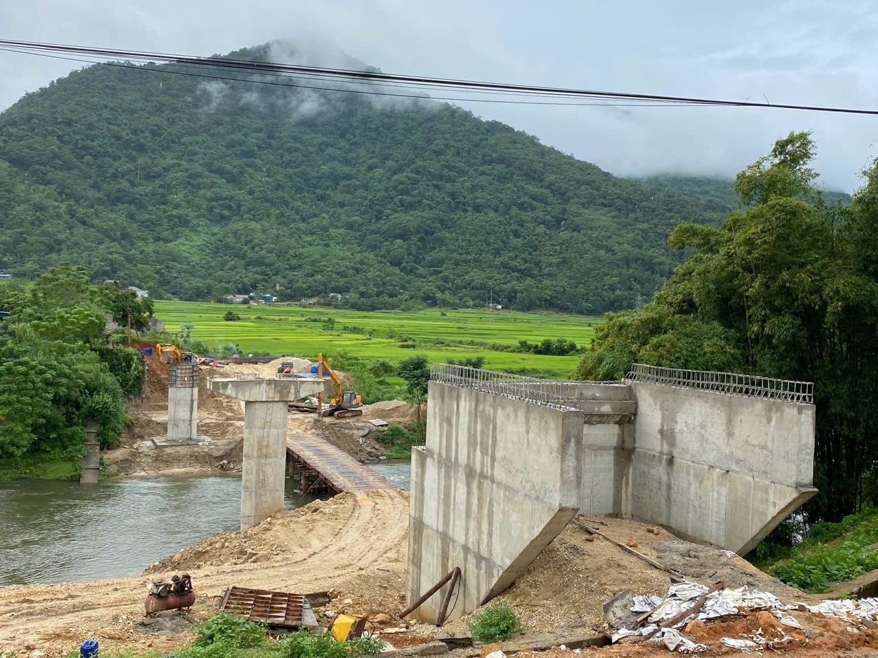 Cầu Châu Kim, huyện Quế Phong nối quốc lộ 48 vào các bản làng vùng tả ngạn sẽ giúp bà con dễ dàng thông thương khi có mưa lũ