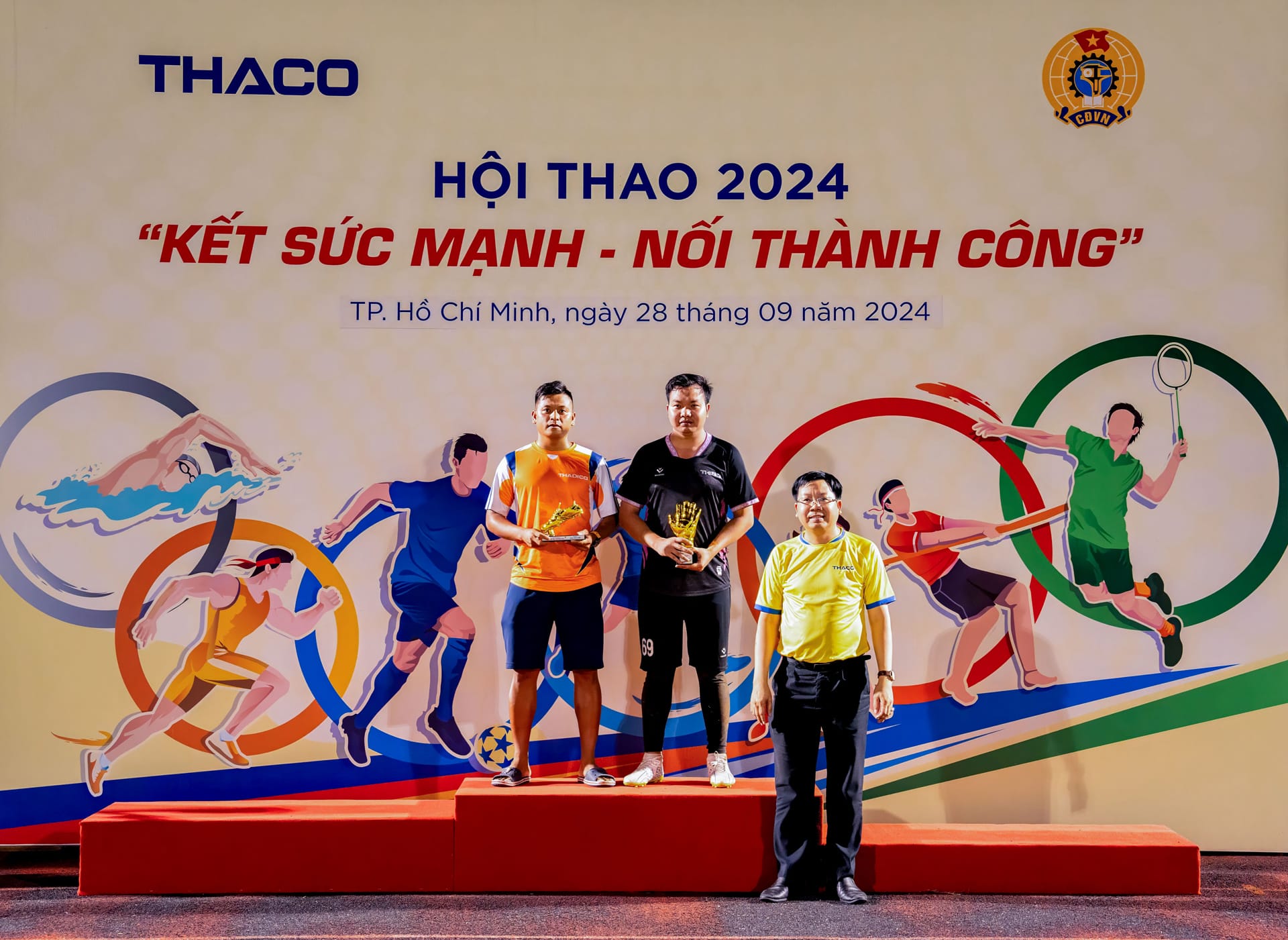 Anh Hồ A Sáng (đứng thứ 2, từ phải qua) - Thủ môn xuất sắc Hội thao 2024, đ