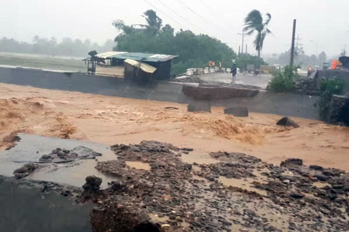 Mưa lớn và lũ lụt nghiêm trọng phá hỏng đường ở thành phố Tiwi thuộc tỉnh Albay, Philippines, ngày 22/10. (Ảnh: Philippine Daily Inquirer)