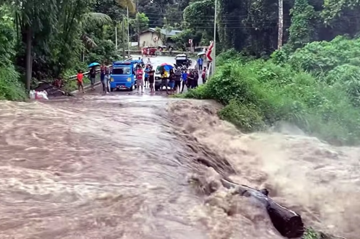 Giao thông đang bị ảnh hưởng nghiêm trọng vì lũ lụt ở thành phố Makilala, tỉnh Cotabato, Philippines. (Ảnh: Philippine Daily Inquirer)