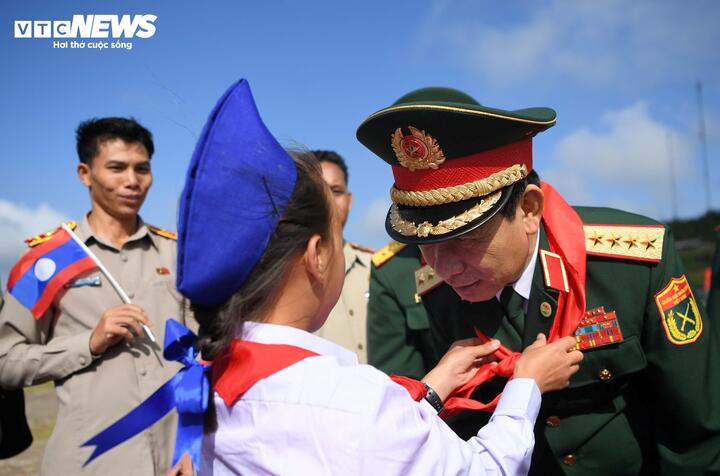 Đại tướng Phan Văn Giang xúc động đón nhận chiếc khăn quàng đỏ từ các cháu học sinh Trường Tiểu học-Trung học cơ sở Pahang. (Ảnh: Trịnh Sơn)