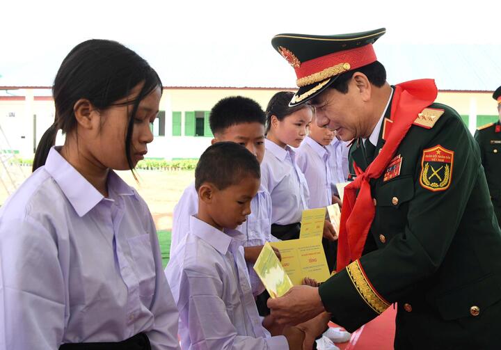 Đại tướng Phan Văn Giang trao học bổng tặng các học sinh có hoàn cảnh khó khăn. (Ảnh: Trịnh Sơn)