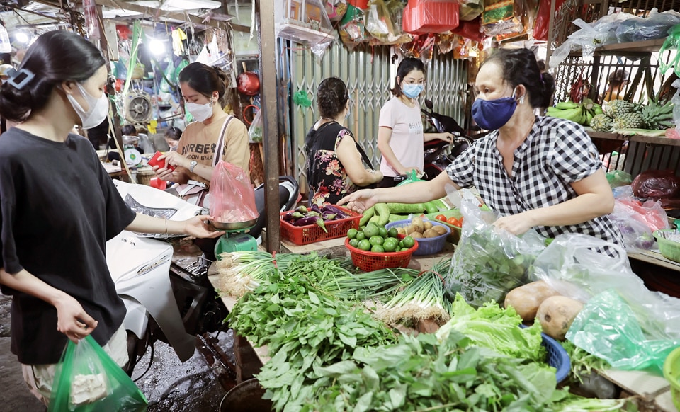 Người tiêu dùng mua sắm tại chợ truyền thống. Ảnh: Hoài Nam