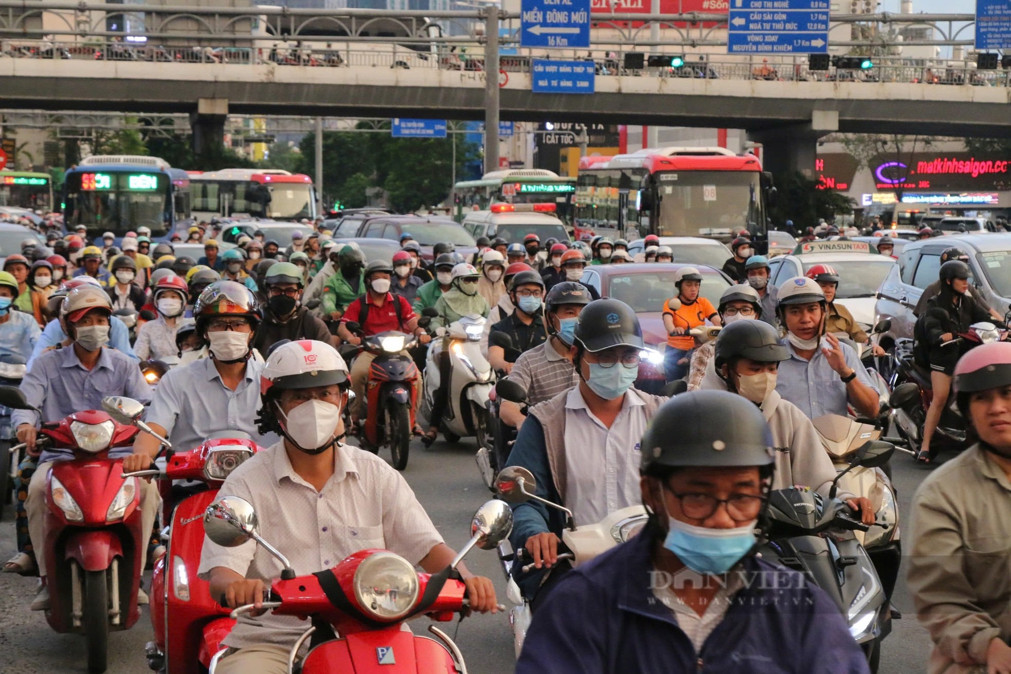 'Ngộp thở' với cảnh kẹt xe tại điểm đen giao thông ở TPHCM ảnh 4