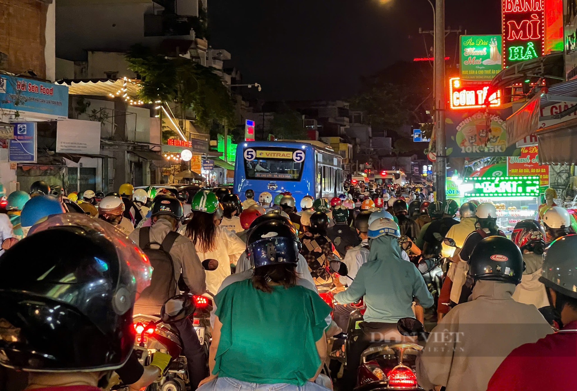 'Ngộp thở' với cảnh kẹt xe tại điểm đen giao thông ở TPHCM ảnh 8