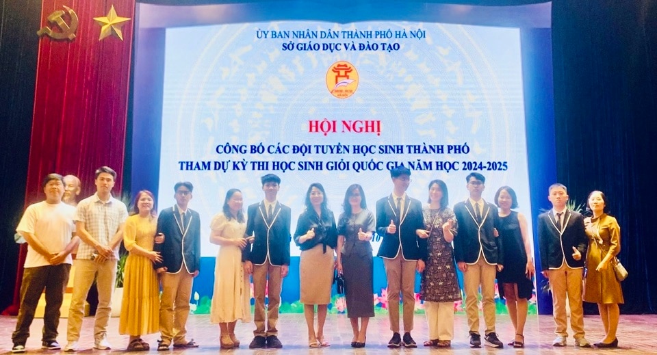 5 học sinh Trường Newton lọt đội tuyển thi học sinh giỏi quốc gia bên cha mẹ và thầy cô.