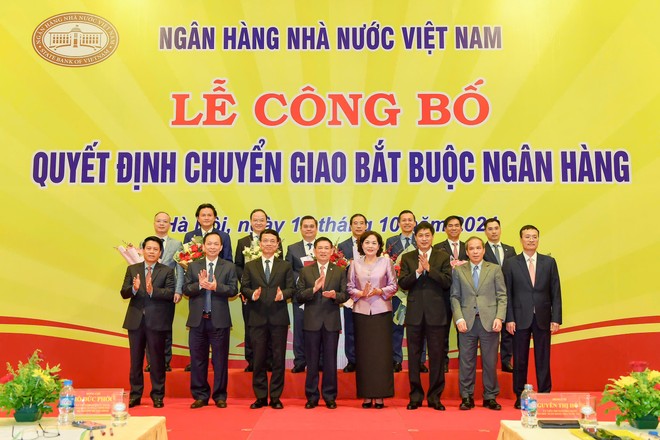 Phó Thủ tướng Hồ Đức Phớc cùng Ban Lãnh đạo NHNN chụp ảnh lưu niệm với đại diện 4 ngân hàng