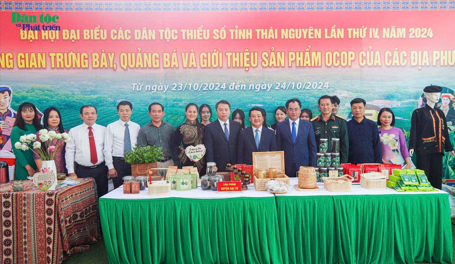 Bộ trưởng, Chủ nhiệm Ủy ban Dân tộc Hầu A Lềnh và các đồng chí lãnh đạo tỉnh bên gian trưng bày các sản phẩm đặc trưng vùng đồng bào DTTS và miền núi