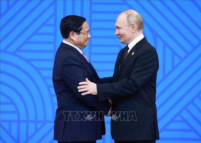 Tổng thống Liên bang Nga Vladimir Putin, Chủ tịch Nhóm BRICS năm 2024, đón Thủ tướng Phạm Minh Chính. Ảnh: TTXVN