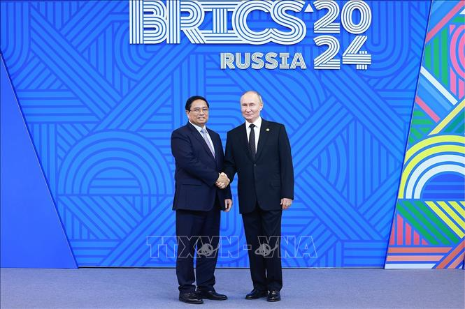 Tổng thống Nga Vladimir Putin, Chủ tịch Nhóm BRICS năm 2024, đón Thủ tướng Phạm Minh Chính. (Ảnh: Dương Giang/TTXVN)