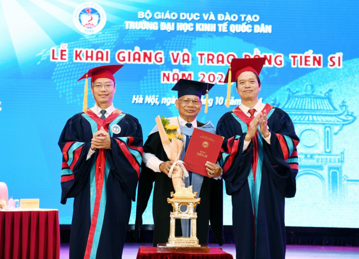 Trường Đại học Kinh tế quốc dân trao bằng cho các tân tiến sĩ. (Ảnh: Tuấn Anh)