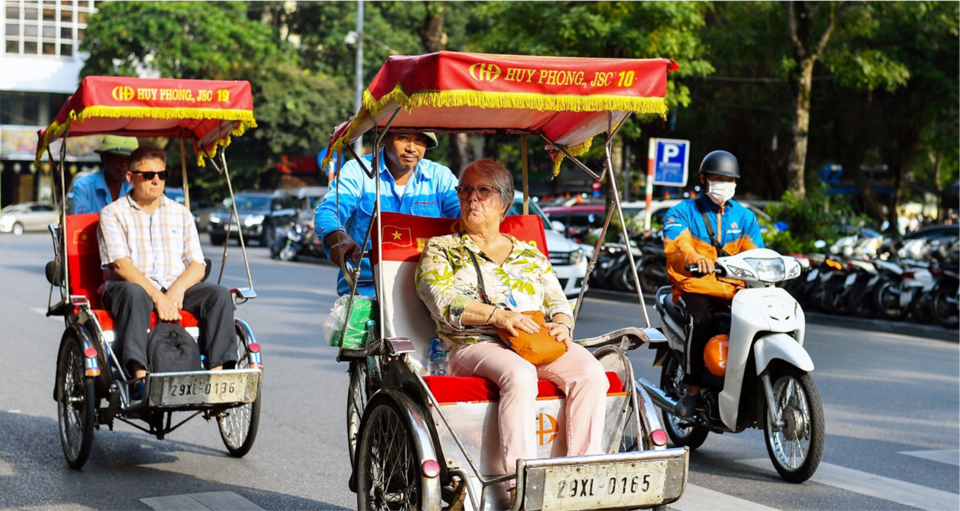 Khách du lịch cao cấp tham quan phố cổ Hà Nội. Ảnh: Hoài Nam