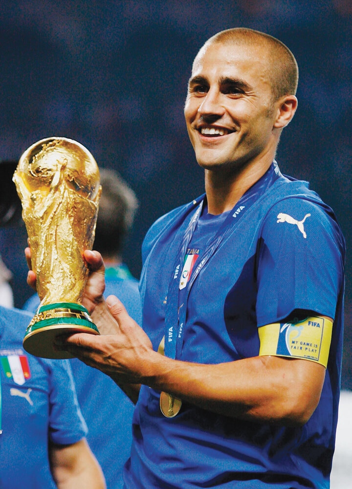 Fabio Cannavaro vẫn là hậu vệ duy nhất giành Quả bóng Vàng trong thế kỷ 21. Sau chiến tích vô địch World Cup 2006, Cannavaro được vinh danh là cầu thủ hay nhất thế giới bởi khả năng lãnh đạo và tư duy phòng ngự đỉnh cao. Cannavaro có chiều cao khiêm tốn, chỉ khoảng 1,75m nhưng chẳng ngại không chiến. Ngoài kỹ năng tắc bóng, tốc độ và sức càn lướt, Cannavaro còn chơi chân rất ấn tượng. Đây là tố chất đặc biệt quan trọng với các trung vệ hiện đại.