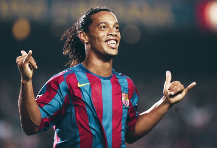 Truyền thông châu Âu từng miêu tả cách chơi của Ronaldinho: "Anh ấy thi đấu như thể đá futsal trên bãi biển vậy. Anh ấy thoải mái bộc lộ bản thân mà chẳng sợ gì cả". Ronaldinho là một trong những cầu thủ rê bóng xuất sắc nhất mọi thời đại. Ngày nay, những thước phim Ronaldinho làm khổ hàng thủ Real Madrid trong những trận Siêu kinh điển vẫn xuất hiện đầy rẫy mạng xã hội. Trước khi Messi lên đội 1 Barcelona, Ronaldinho chính là cầu thủ quan trọng nhất của La Blaugrana. Anh đã vô địch World Cup, Champions League, La Liga và giành Quả bóng Vàng năm 2005.