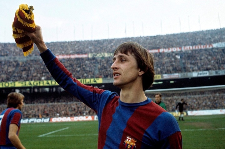 Johan Cruyff tới giờ vẫn là huyền thoại vĩ đại nhất của bóng đá Hà Lan. Ông nổi tiếng với những nhịp giả sút, lừa bóng để qua mặt đối phương. Cruyff thậm chí thực hiện sáng tạo ra kỹ năng xoay người cực dị, sau này được đặt theo chính tên ông là "Cruyff turn" - xoay người kiểu Cruyff. Ông từng giành Quả bóng Vàng vào các năm 1971, 1973 và 1974. Sau khi giải nghệ, ông truyền bá triết lý tấn công tổng lực tới các đội bóng hàng đầu châu Âu như Barcelona hay Ajax. Đây là nền móng để Frank Rijkaard, Pep Guardiola nối tiếp di sản của ông tại Camp Nou.