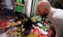 Západní zákazníci jedí xoi xeo 1.gif