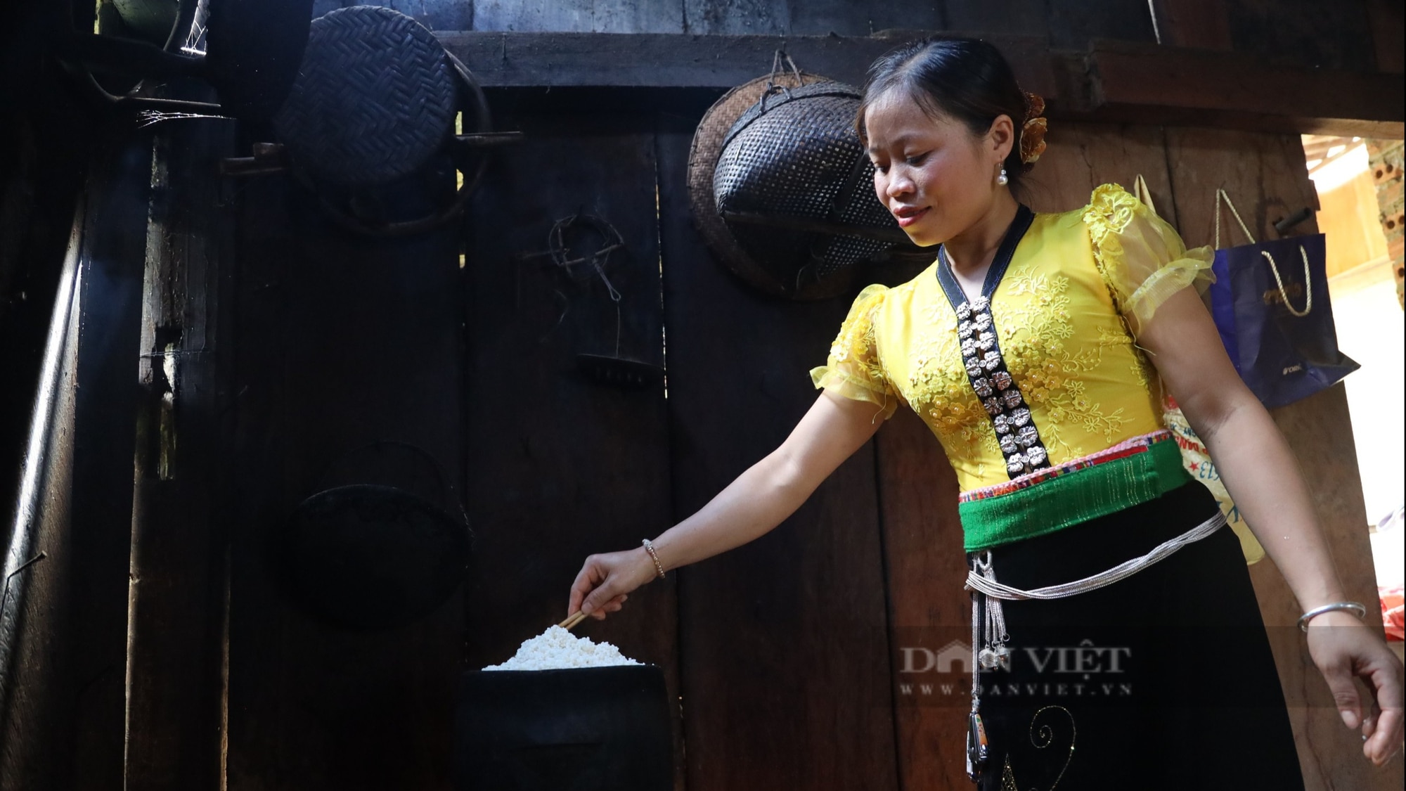 Nông dân tíu tít thu hoạch, gánh lúa, hứa hẹn một mùa vàng bội thu trên rẻo cao Sơn La- Ảnh 10.