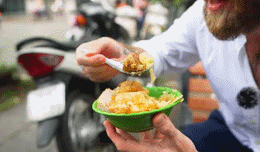 Pelanggan Barat makan xoi xeo.gif