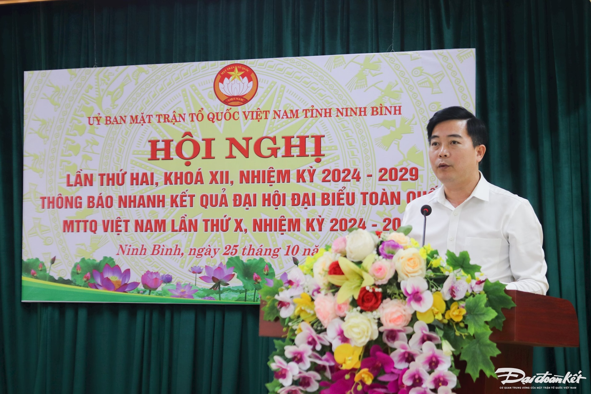 Ông Đinh Trường Sơn - Phó Chủ tịch Ủy ban MTTQ tỉnh Ninh Bình thông tin về các nội dung triển khai tại hội nghị. Ảnh: Đình Minh